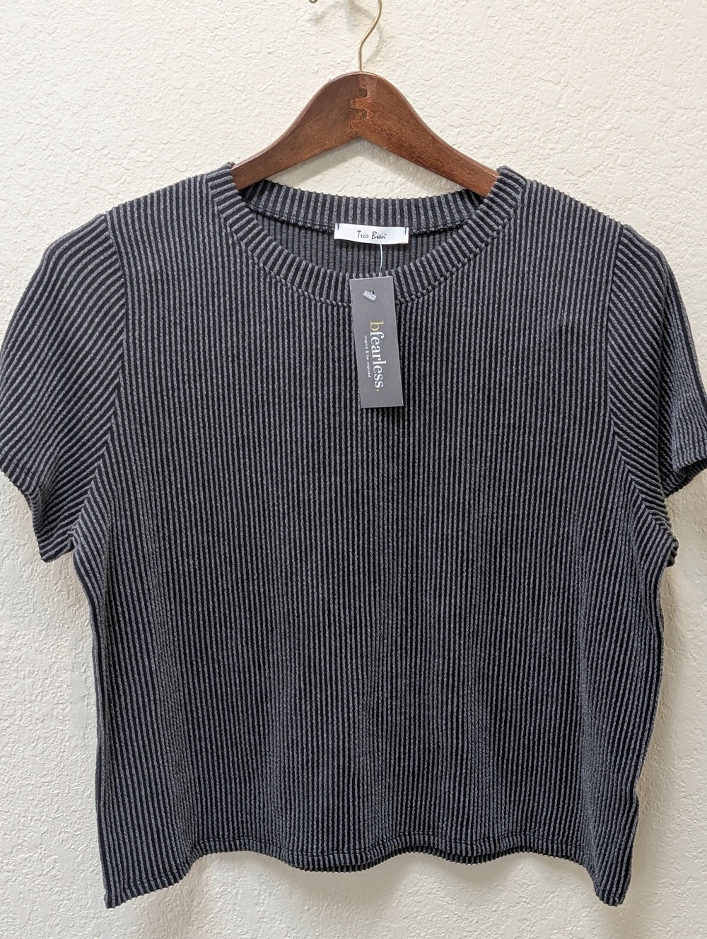 NWT Tres Bien Charcoal Grey Ribbed Crop Tshirt. 100% Cotton. Size Large